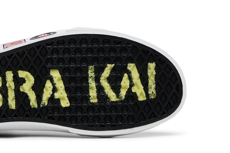 cobra-kai-x-old-skool-black-yellow-vn0a3wkt05n_04