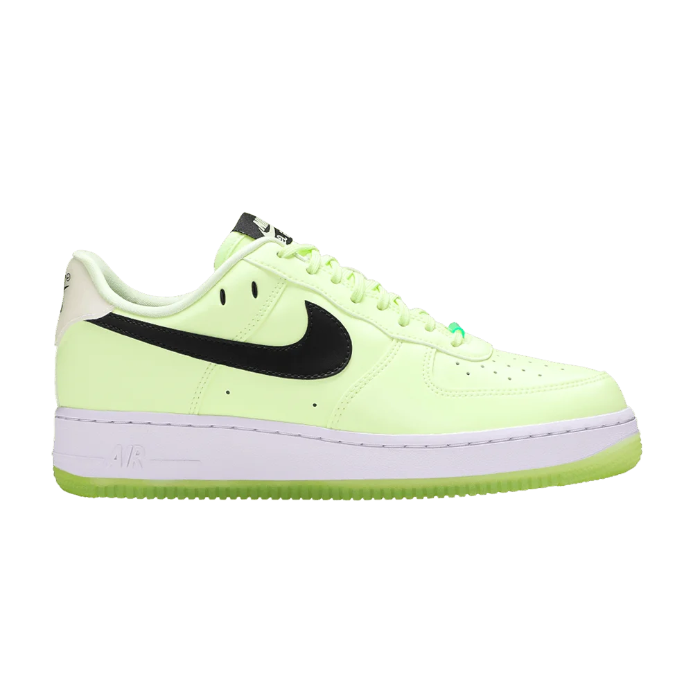 Krossovki-Nike-Wmns-Air-Force-1-07-LX-Barely-Volt