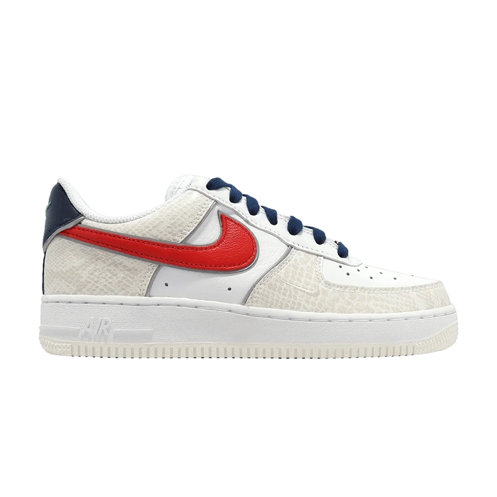 Krossovki-Nike-Wmns-Air-Force-1-07-LX-Just-Do-It-White-University-Red-Snakeskin