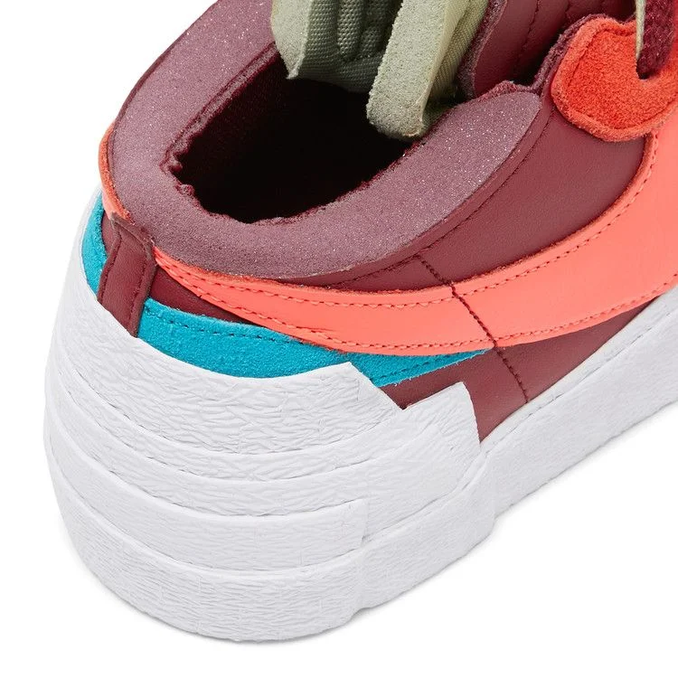 Krossovki-KAWS-x-sacai-x-Nike-Blazer-Low-Team-Red-9