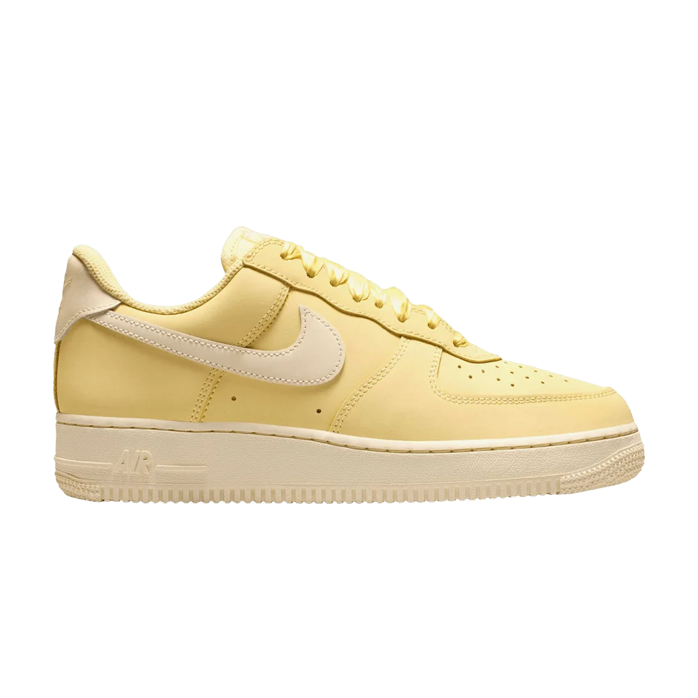 Krossovki-Nike-Air-Force-1-Low-Safety-Yellow