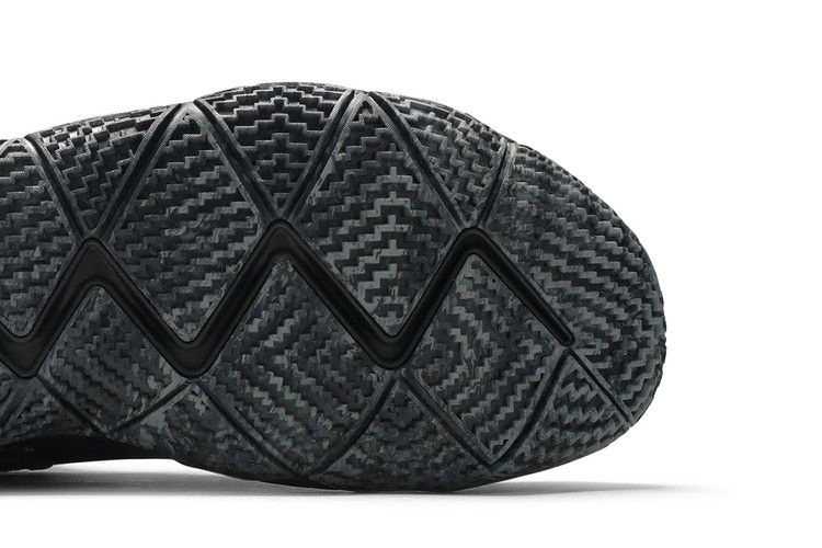 kyrie-4-blackout-943806-008_04
