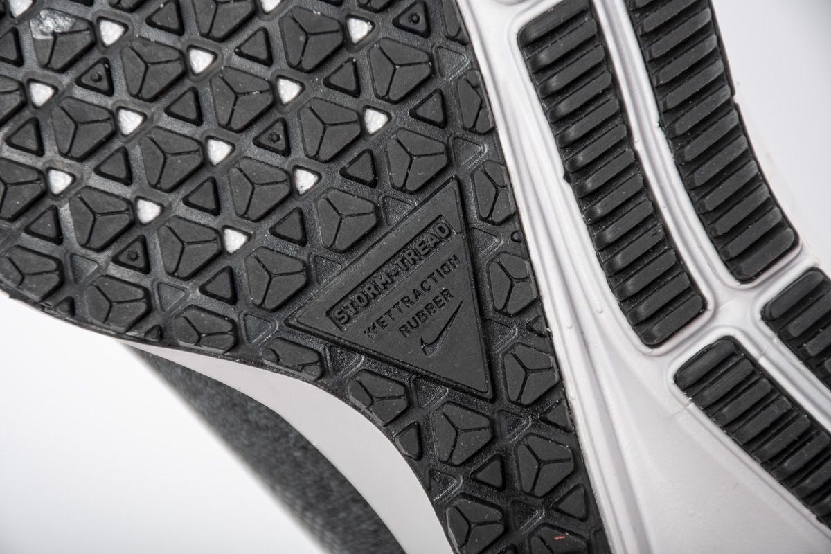 Air-Zoom-Pegasus-35-Shield-Black-Cool-Grey-11