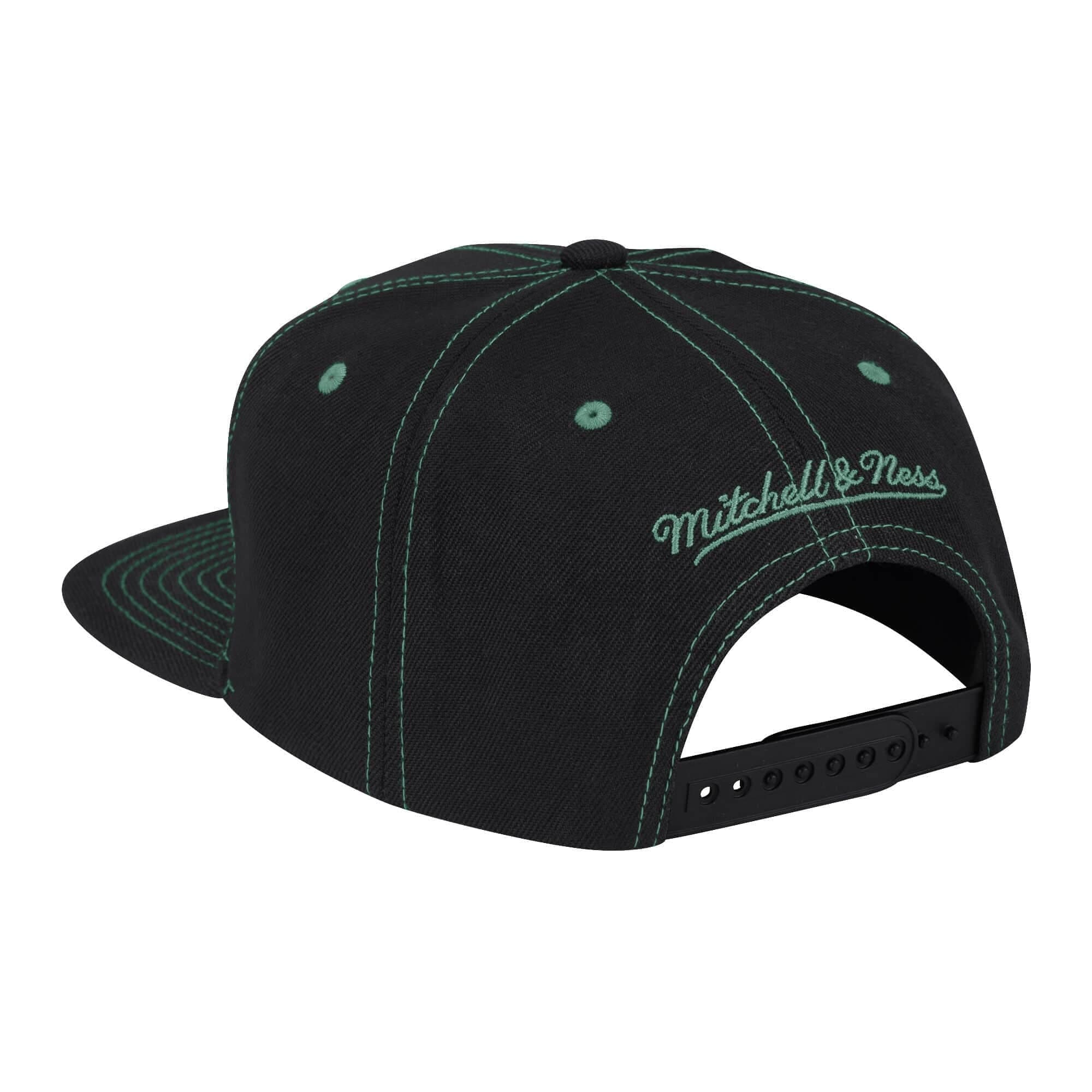 Mitchell-Ness-Contrast-Stitch-Snapback-Milwaukee-Bucks-Hat-1