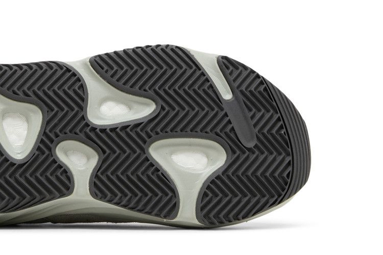 Кроссовки adidas Yeezy Boost 700 'Salt' 2024