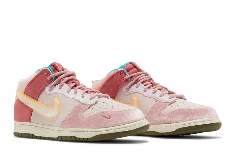 Krossovki-Social-Status-x-Nike-Dunk-Mid-Strawberry-Milk-7