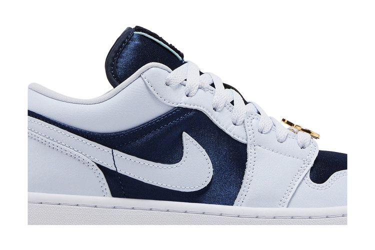 Кроссовки Wmns Air Jordan 1 Low SE 'Midnight Navy Gold Charms'