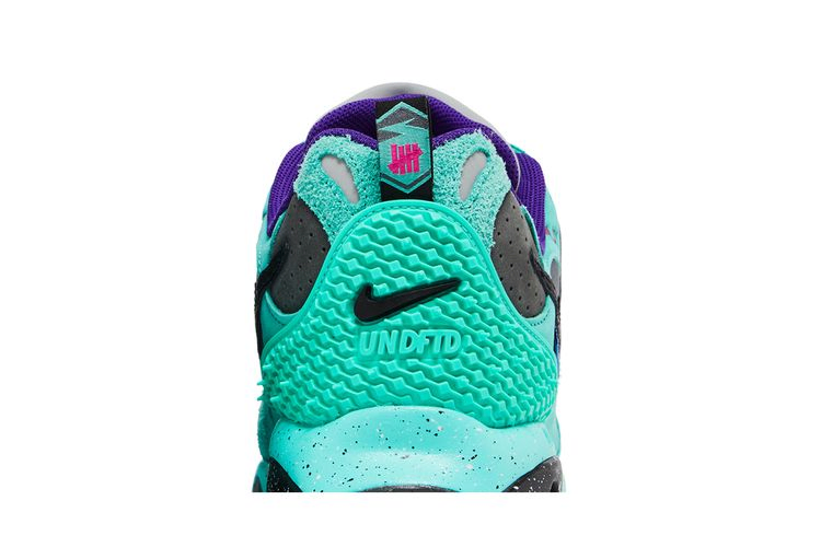 Кроссовки Undefeated x Nike Air Terra Humara 'Light Menta'