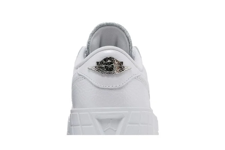 Кроссовки Wmns Air Jordan 1 Low Brooklyn 'White Metallic Silver'