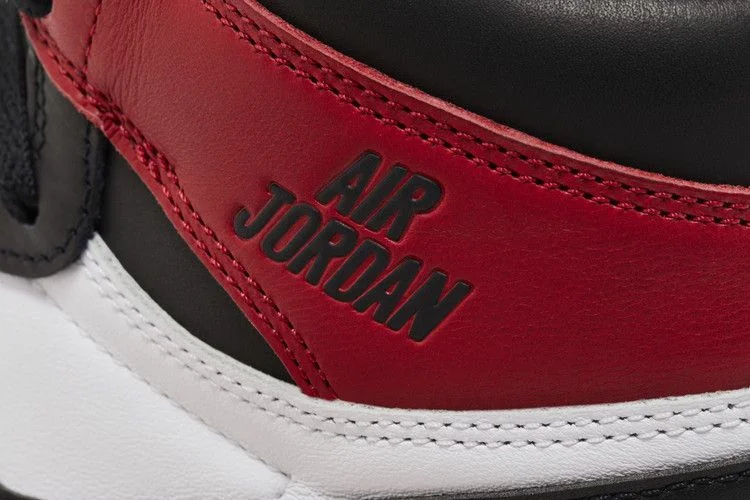 Krossovki-Air-Jordan-1-Retro-High-OG-Black-Toe-Reimagined-8