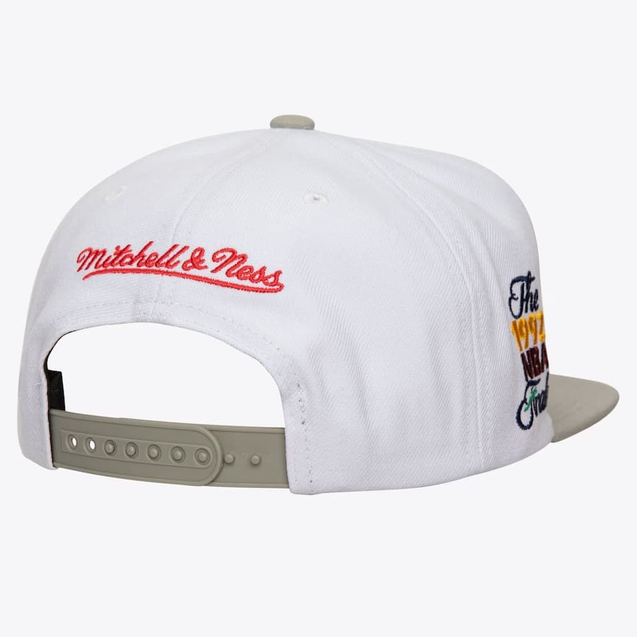 Бейсболка Mitchell & Ness White Chicago Bulls Core VII Snapback Hat