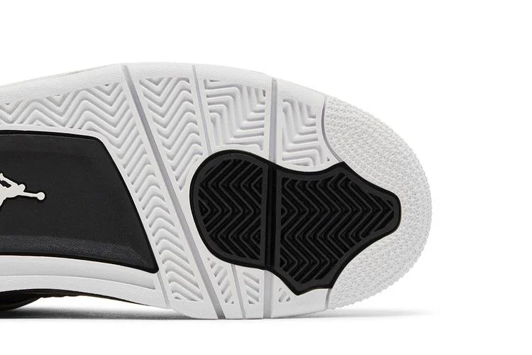 Krossovki-Air-Jordan-4-Retro-GS-Fear-2024-4
