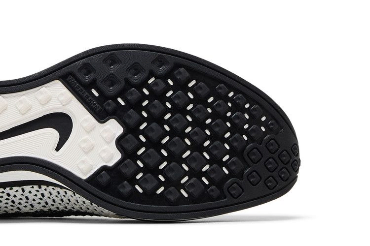 flyknit-racer-526628-002_04