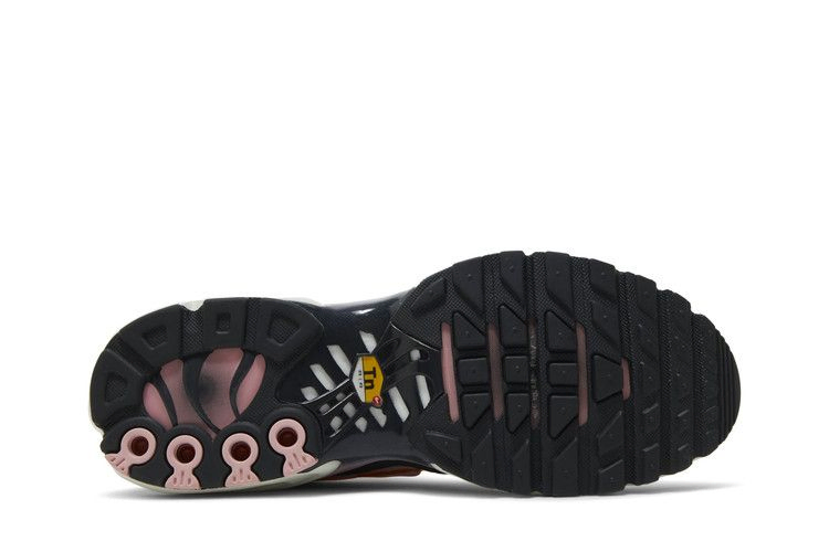 wmns-air-max-plus-magma-orange-soft-pink-fb8478-001_03