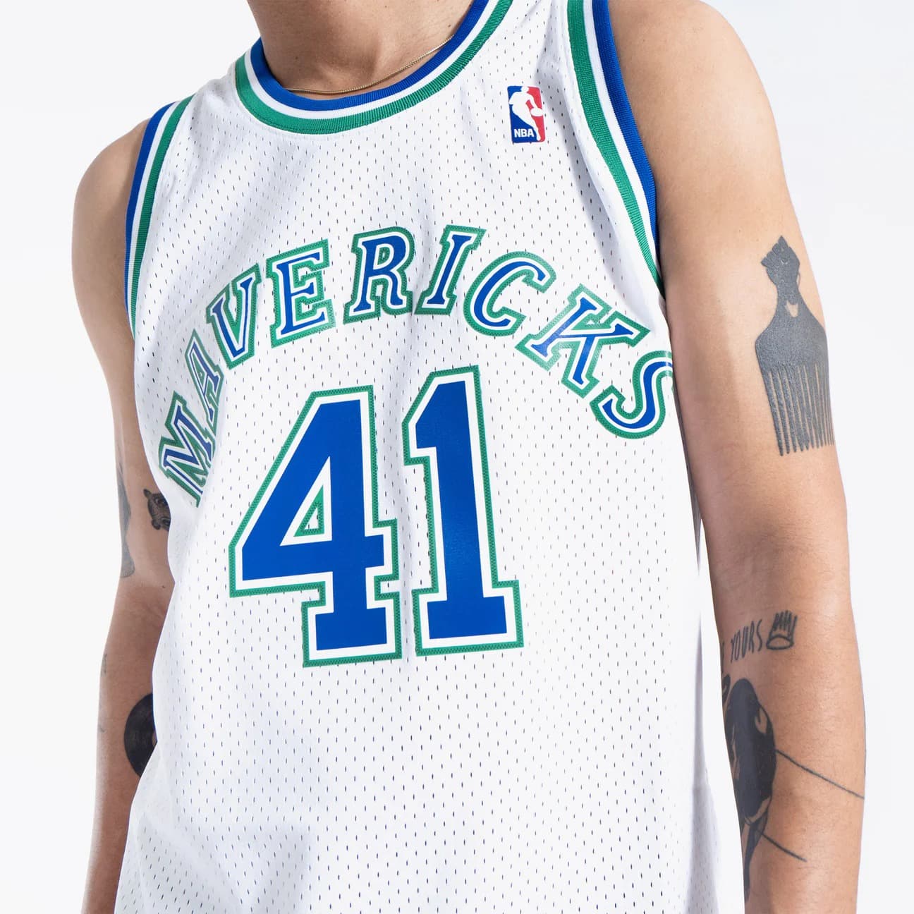 Баскетбольная джерси 1998-99 Dallas Mavericks Dirk Nowitzki #41 Swingman Jersey Hardwood Classics White Jersey