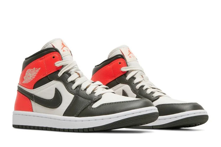 Krossovki-Wmns-Air-Jordan-1-Mid-SE-Newsprint-7