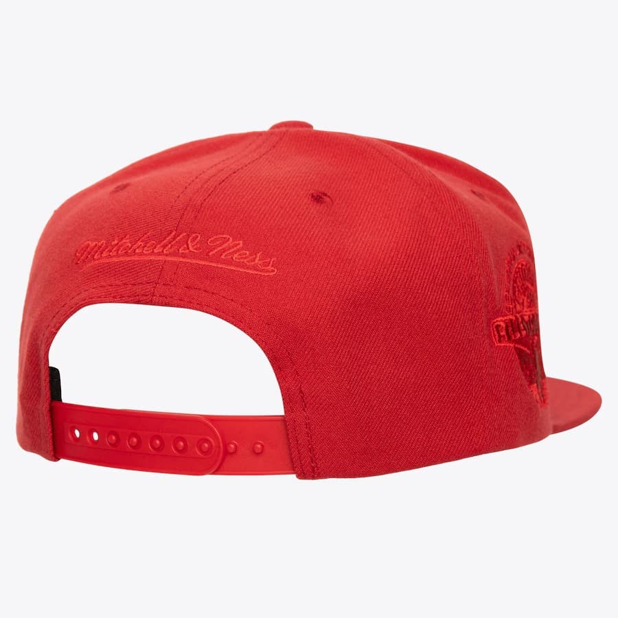 Бейсболка Mitchell & Ness Red Chicago Bulls Core III Snapback Hat