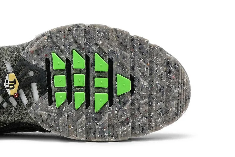 Кроссовки Nike Air Max Plus Essential 'Crater - Electric Green'