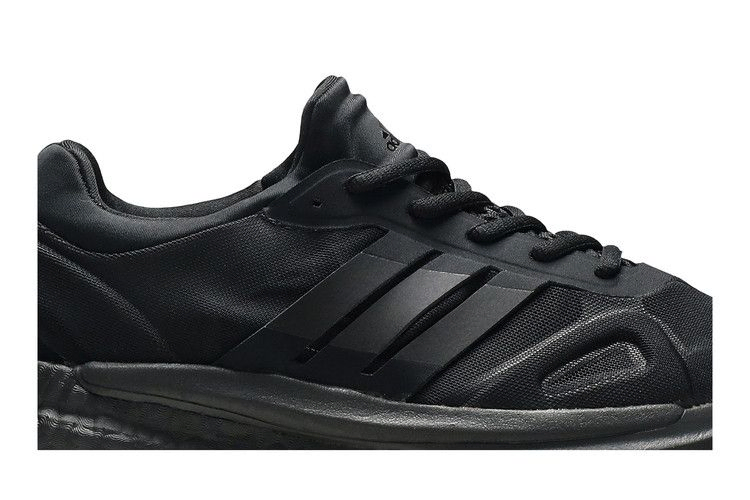 karlie-kloss-x-wmns-solarglide-triple-black-fw6773_01