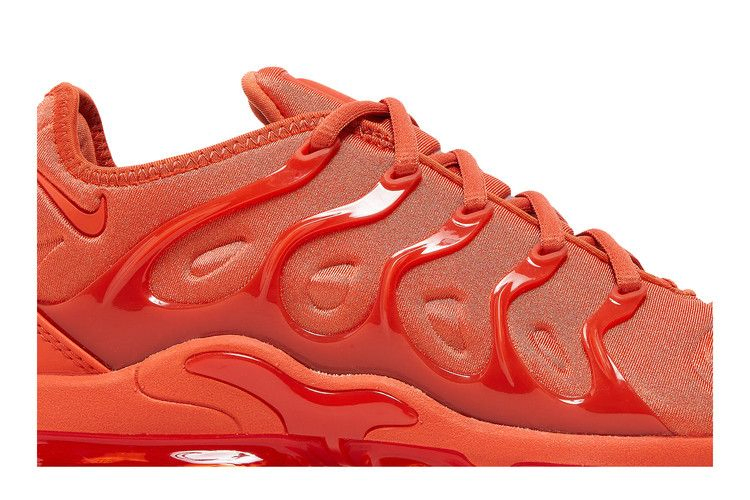 Кроссовки Nike Wmns Air VaporMax Plus 'Triple Orange'