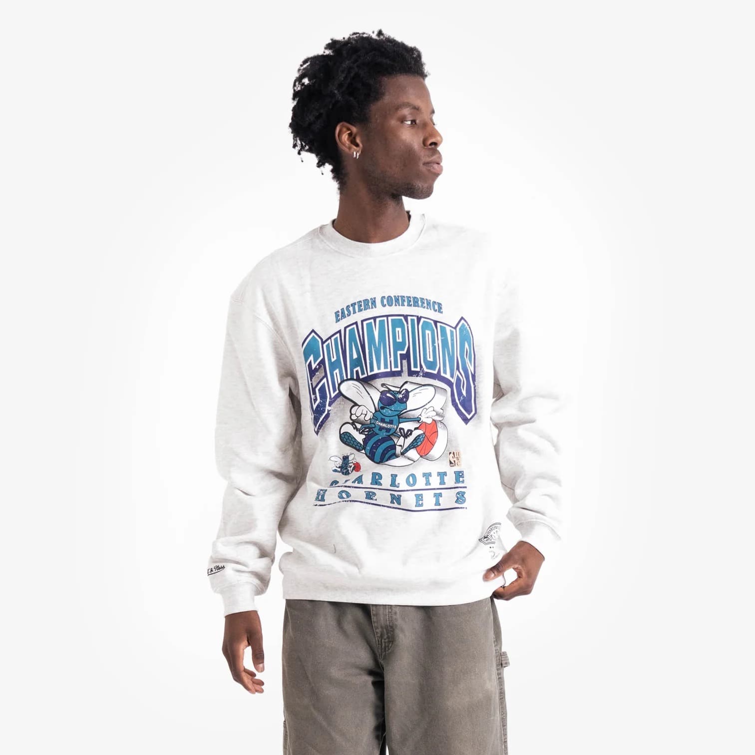 Mitchell-Ness-Charlotte-Hornets-Vintage-Bevelled-NBA-Crew-Neck-Jumper-1