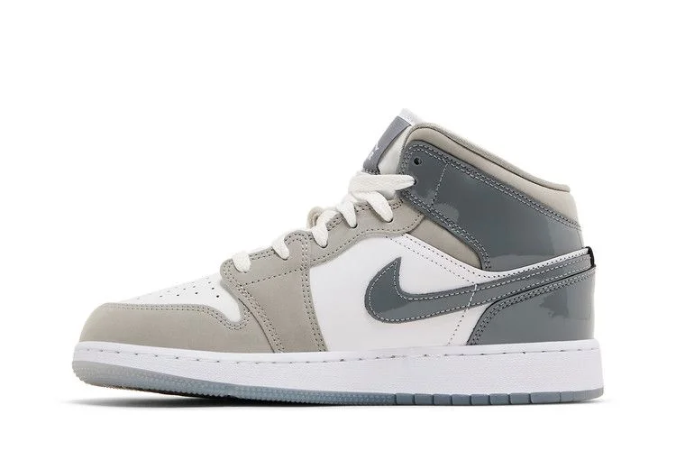 Кроссовки Air Jordan 1 Mid SE GS 'Patent Cool Grey'