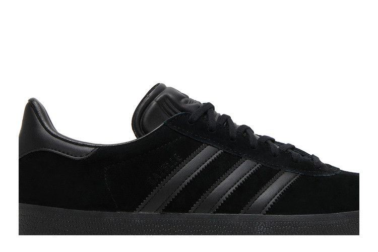 gazelle-triple-black-cq2809_01