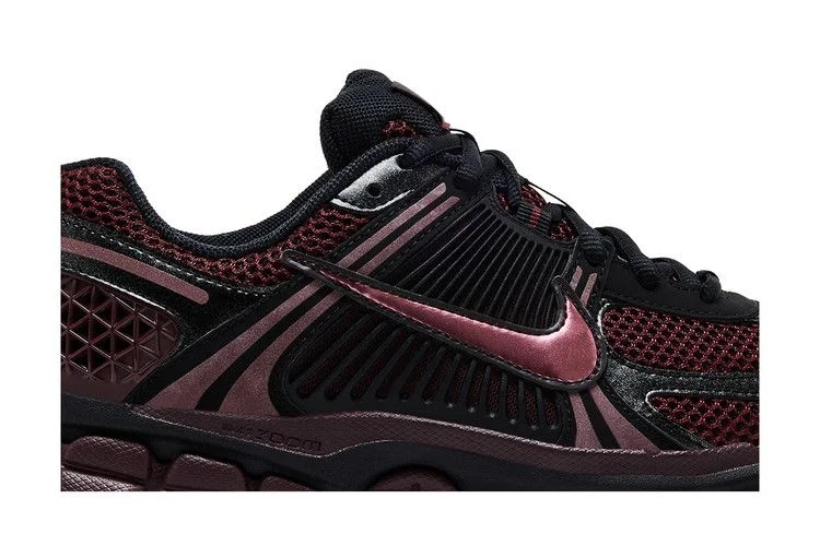 Кроссовки Nike Wmns Zoom Vomero 5 'Black Burgundy Crush'