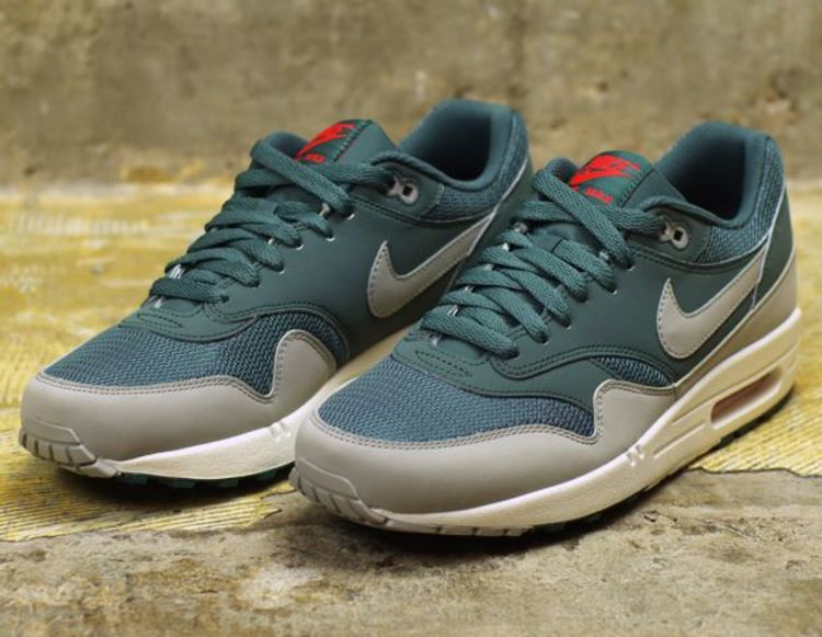 air-max-1-essential-537383-310_01