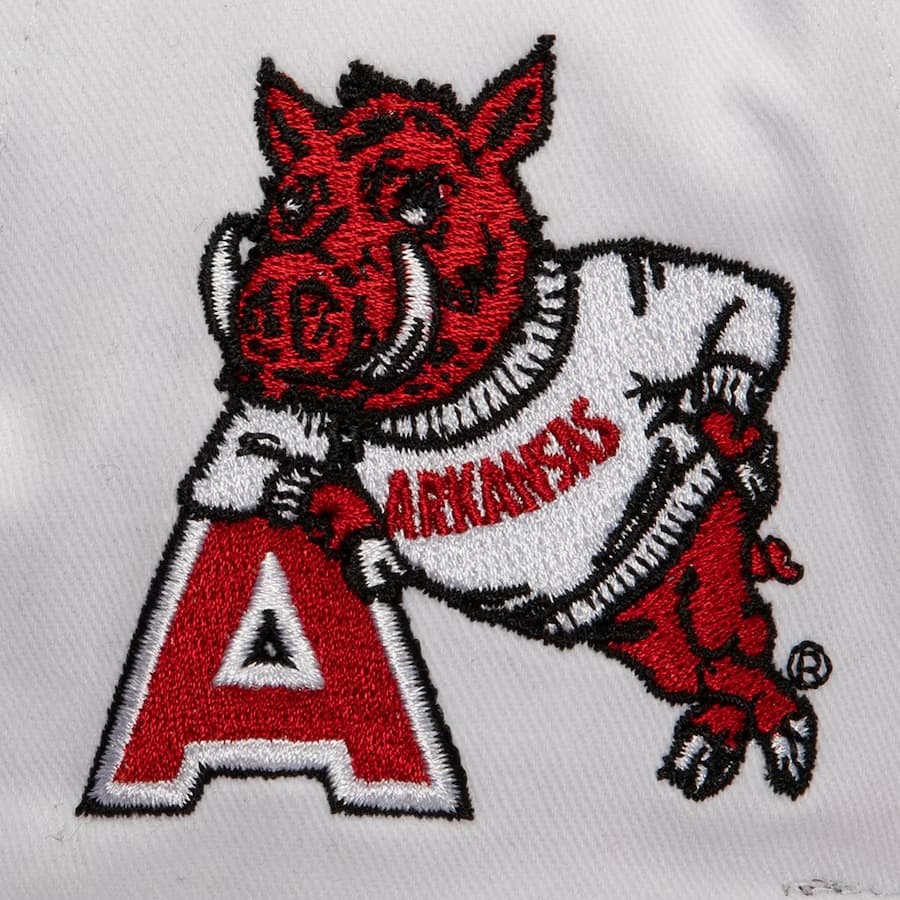 Бейсболка Mitchell & Ness White Arkansas Razorbacks Vault Collection Tail Sweep Pro Snapback Hat
