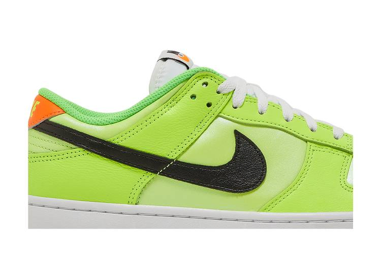 dunk-low-se-glow-in-the-dark-fj4610-702_01