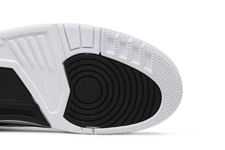 Krossovki-Fragment-Design-x-Air-Jordan-3-Retro-SP-White-4