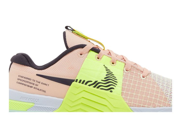 wmns-metcon-8-arctic-orange-volt-do9327-800_01