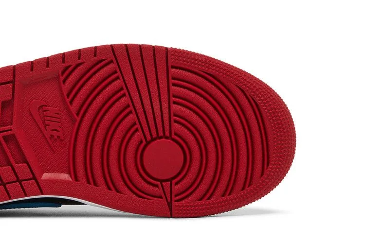 Кроссовки Wmns Air Jordan 1 Retro Low OG 'NC to Chi'