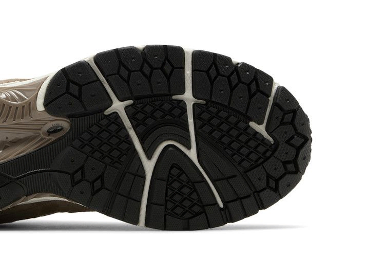 Кроссовки New Balance 2002R 'Driftwood Black'