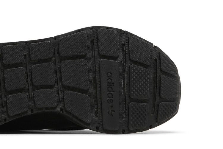 swift-run-x-j-triple-black-fy2153_04