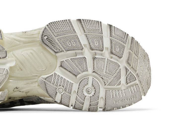 balenciaga-wmns-runner-sneaker-graffiti-white-black-772767-w3rbq-9010_04