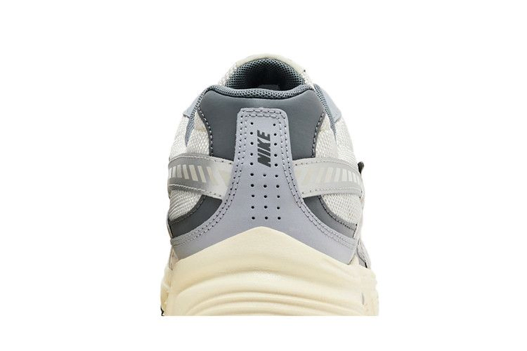 initiator-light-bone-metallic-silver-hq1179-001_06