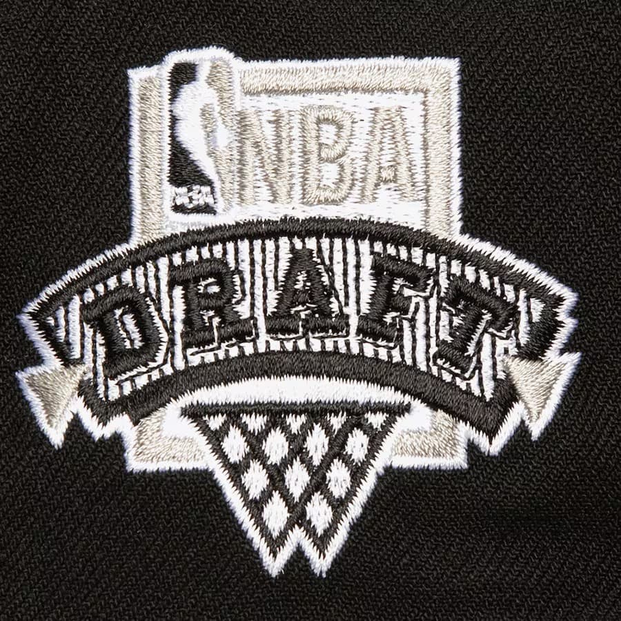 Бейсболка Mitchell & Ness Gray Black Chicago Bulls Core I Snapback Hat