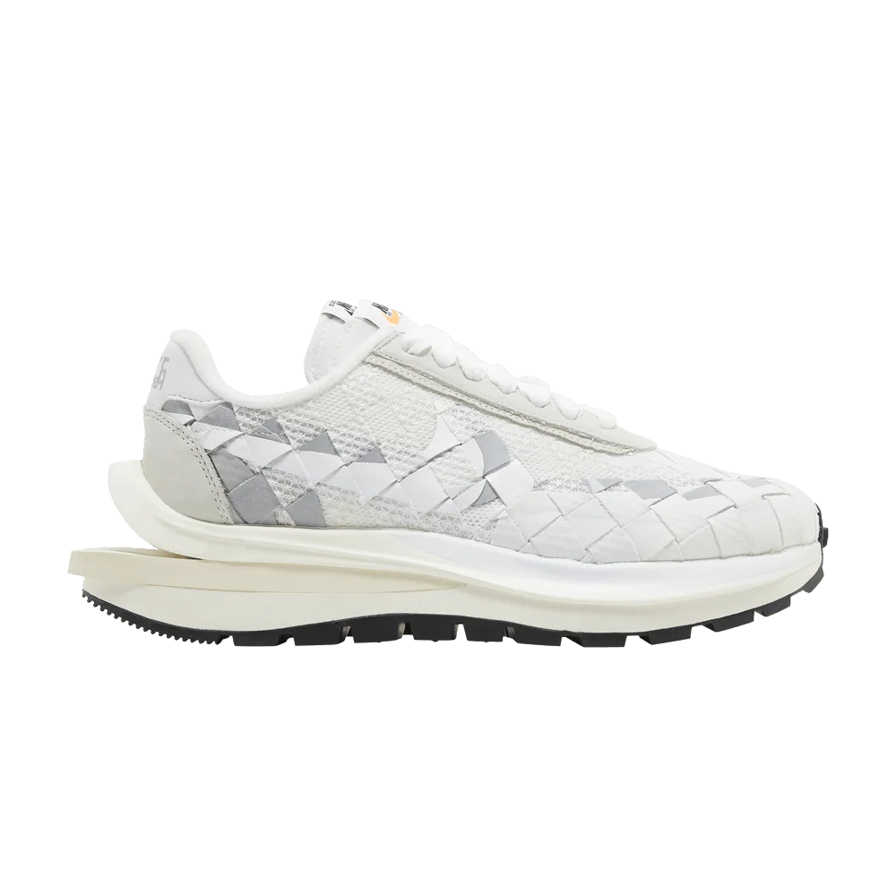 Krossovki-Jean-Paul-Gaultier-x-sacai-x-Nike-VaporWaffle-Woven-White