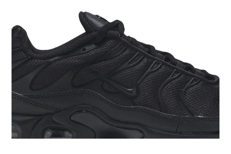Krossovki-Nike-Air-Max-Plus-GS-Triple-Black-1-1