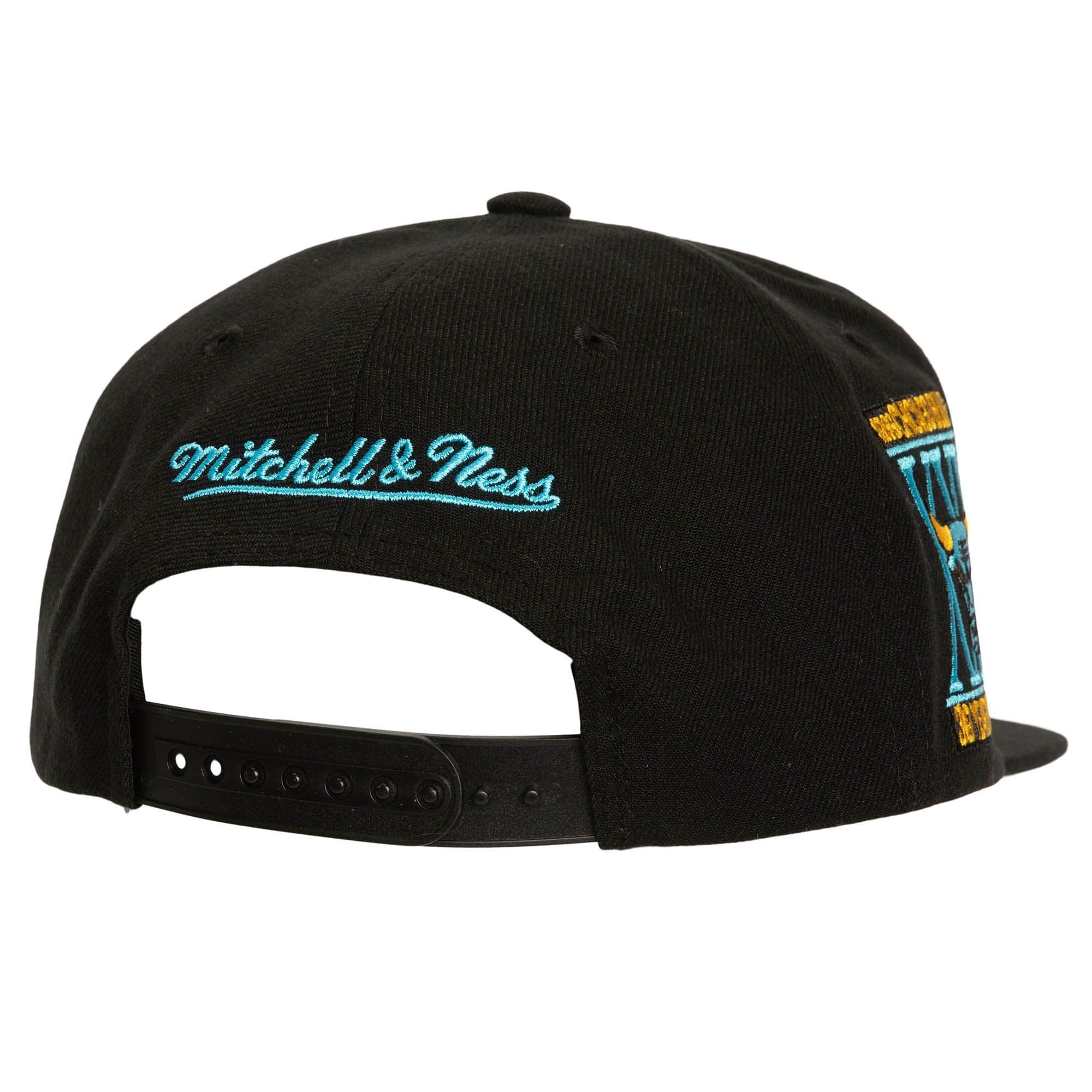 Mitchell-Ness-Core-XI-Snapback-Chicago-Bulls-Hat-1