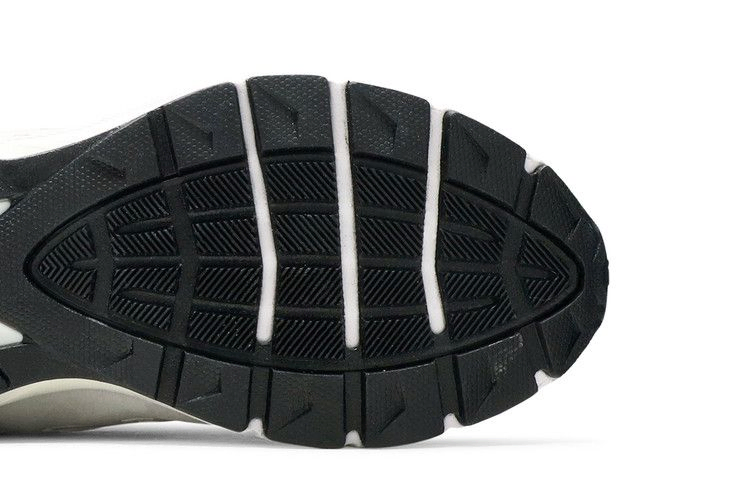 990v5-made-in-usa-nimbus-cloud-silver-m990na5_04