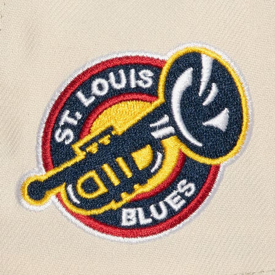 Бейсболка Mitchell & Ness Cream St. Louis Blues Vintage Snapback Hat