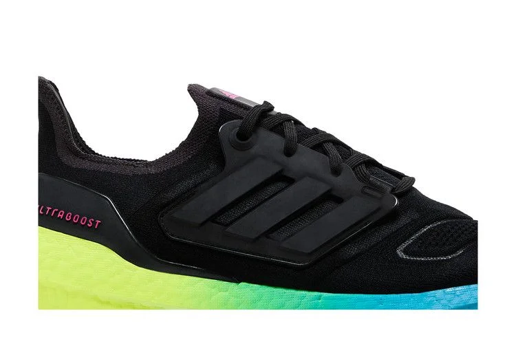 Krossovki-adidas-UltraBoost-22-Black-Multi-Gradient-1