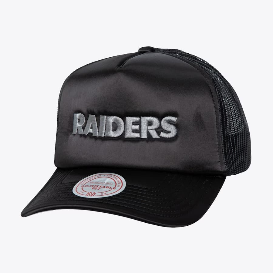 Бейсболка Mitchell & Ness Black Oakland Raiders Gridiron Classics Satin Snapback Trucker Hat