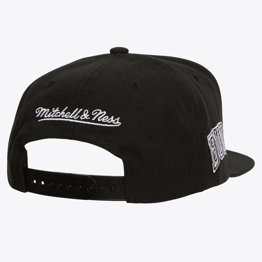 Бейсболка Mitchell & Ness Black White Chicago Bulls Evergreen OG Snapback Hat