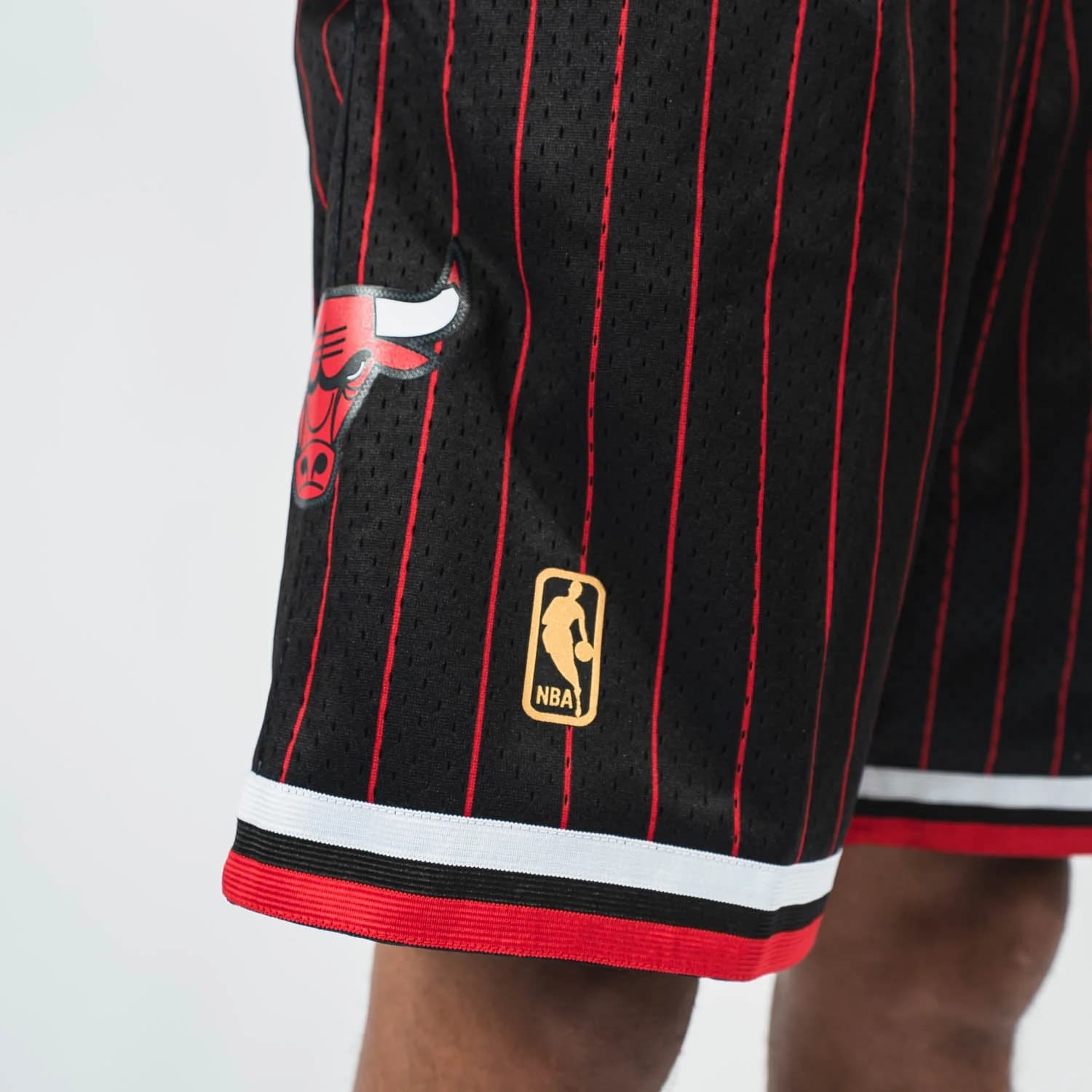 Спортивные шорты Mitchell & Ness Chicago Bulls 1996-97 Hardwood Classics Throwback Swingman NBA Pinstripe Shorts
