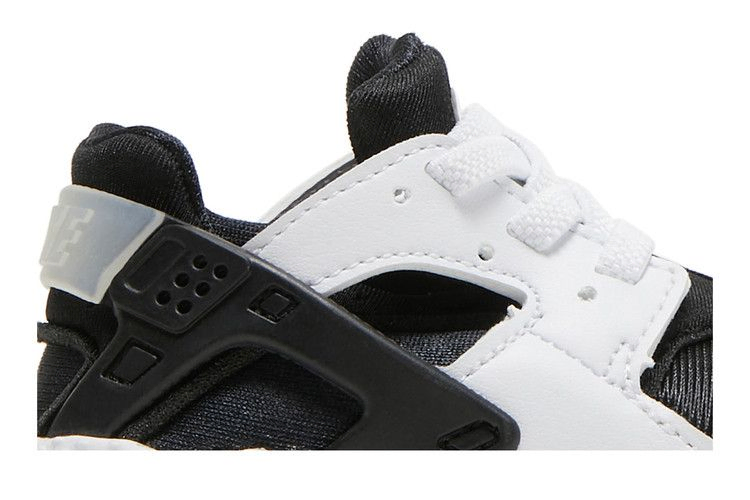 huarache-run-td-black-white-704950-040_01