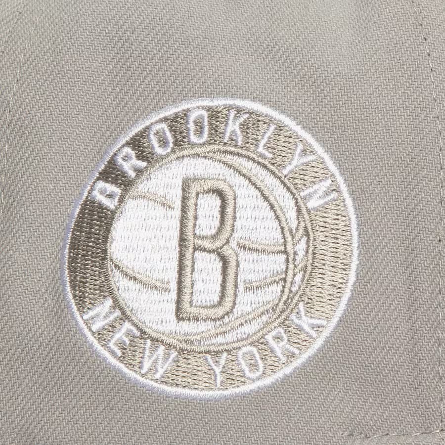 Бейсболка Mitchell & Ness Gray Brooklyn Nets Team Logo Snapback Hat